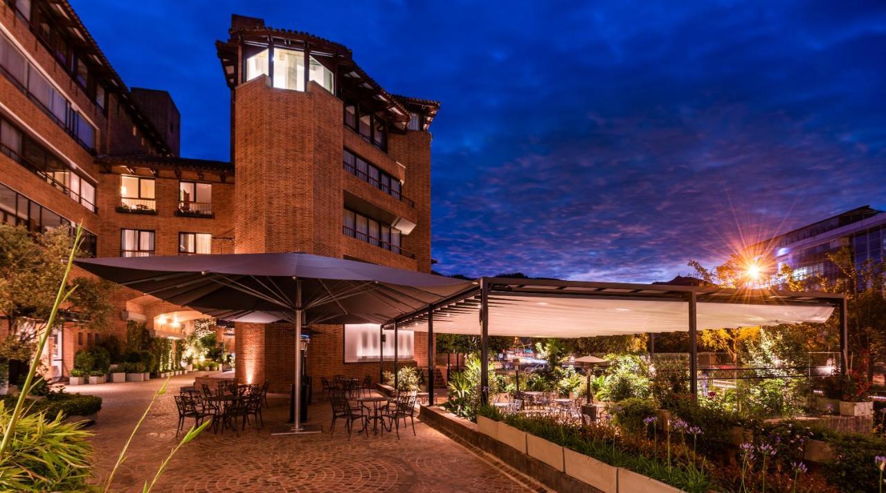 Hotel Estelar La Fontana Bogota Buitenkant foto The hotel's exterior at night