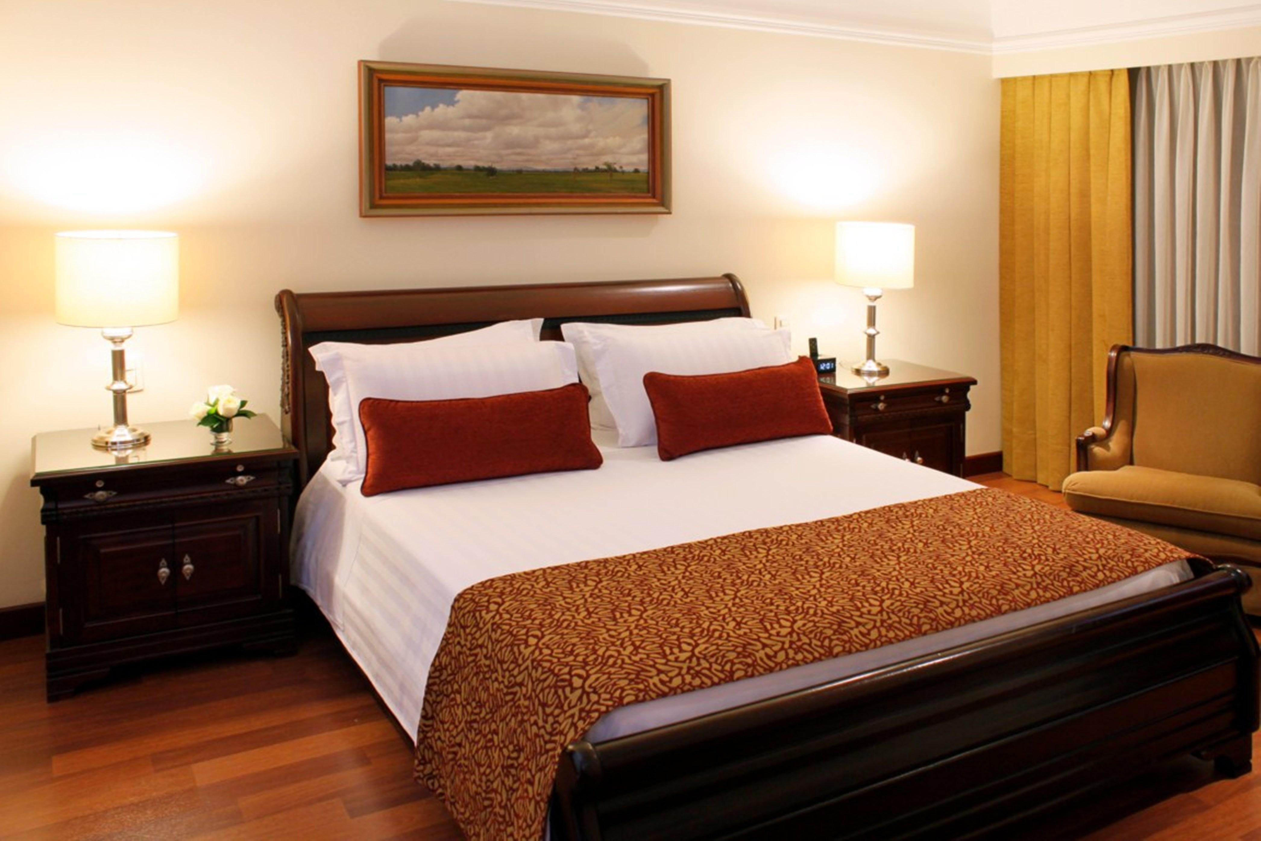 Hotel Estelar La Fontana Bogota Buitenkant foto A bed with a bed runner